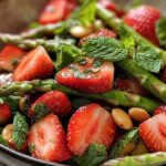 grüner spargel-salat mit erdbeeren